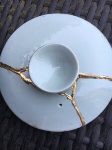 deksel van een theepot gerepareerd met goudkleurige lijm
